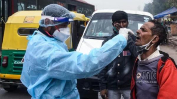 A health worker collects a swab sample from a person for coro<em></em>navirus (Covid-19) test, at Jangpura in New Delhi. (Amal KS/HT Photo)