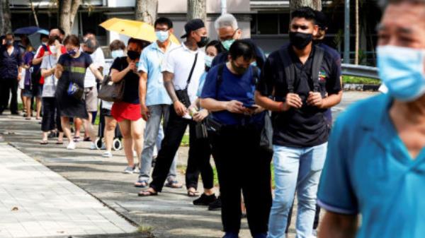 People queue up outside a quick test centre to take their coro<em></em>navirus disease (Covid-19) antigen rapid tests, in Singapore September 21, 2021. Photo :Reuters