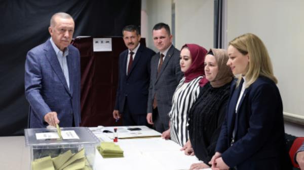 Turkish President Tayyip Erdogan casts his ballot at a polling station in Istanbul, Turkey, 14 May, 2023. Murat Cetinmuhurdar/PPO/Handout via REUTERS
