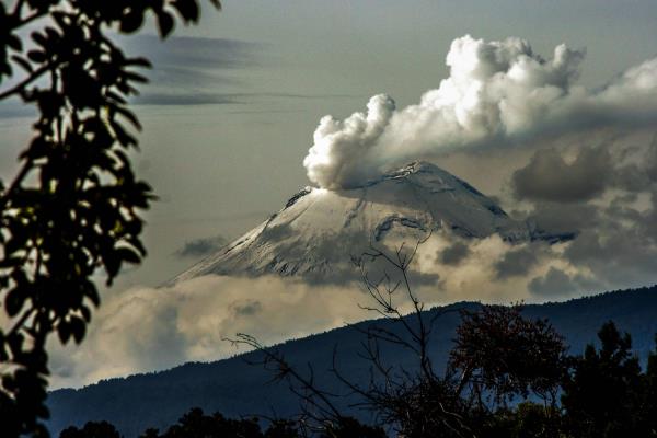 墨西哥火山喷发:波波卡特佩特尔火山喷发的火山灰高达2万英尺，当局准备疏散