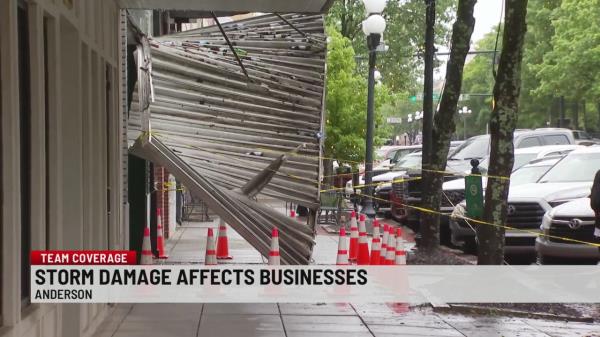 安德森市中心的商业受到严重风暴的影响